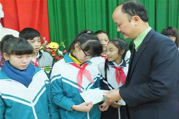 Công Ty Tiến Nông  thăm và tặng quà các em học học sinh có hoàn cảnh khó khăn